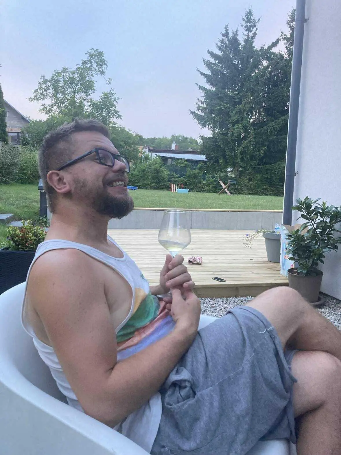 Paweł uśmiechnięty podczas spokojnego popołudnia