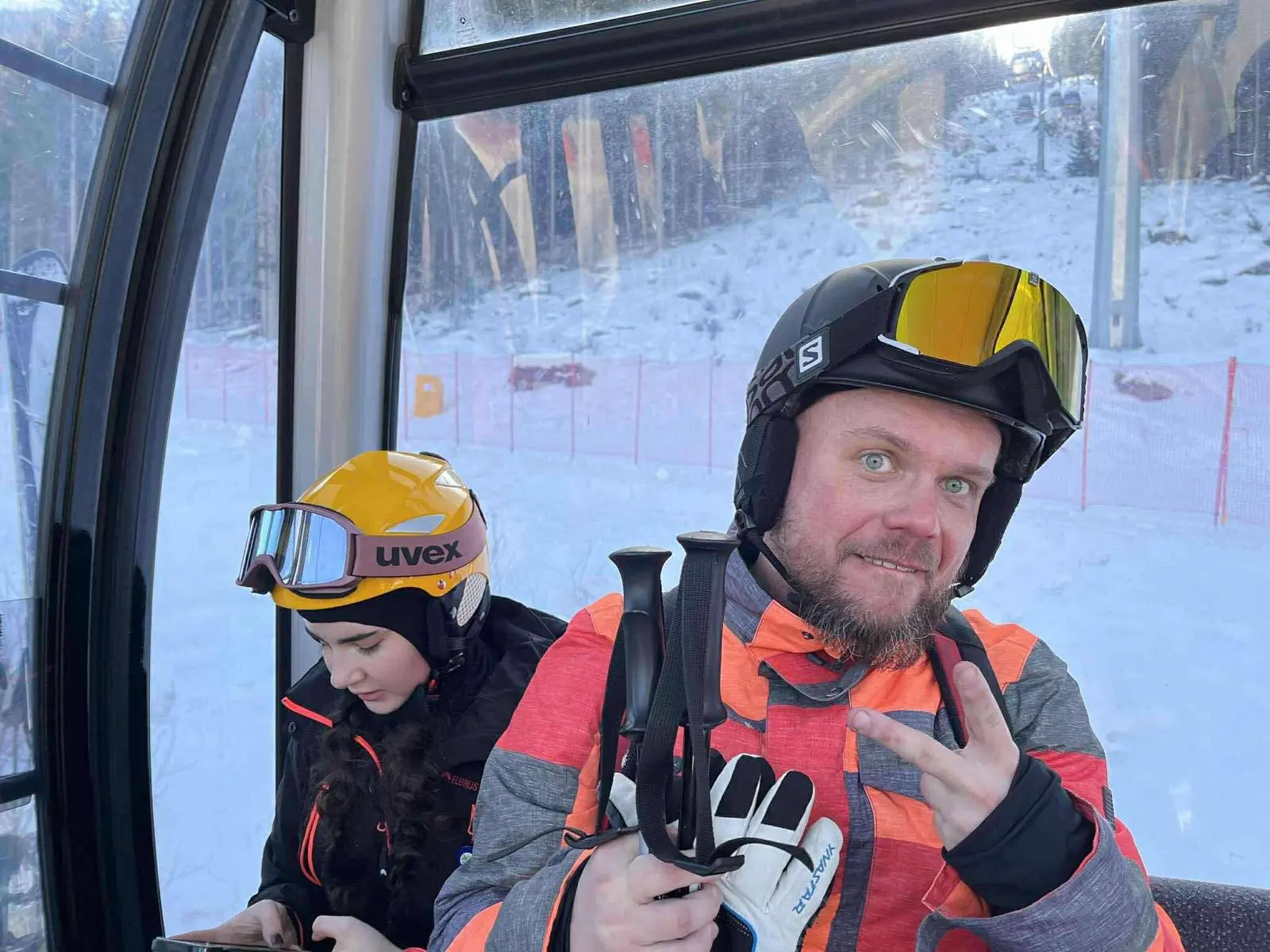 Paweł na zimowym wyjeździe w kolejce górskiej