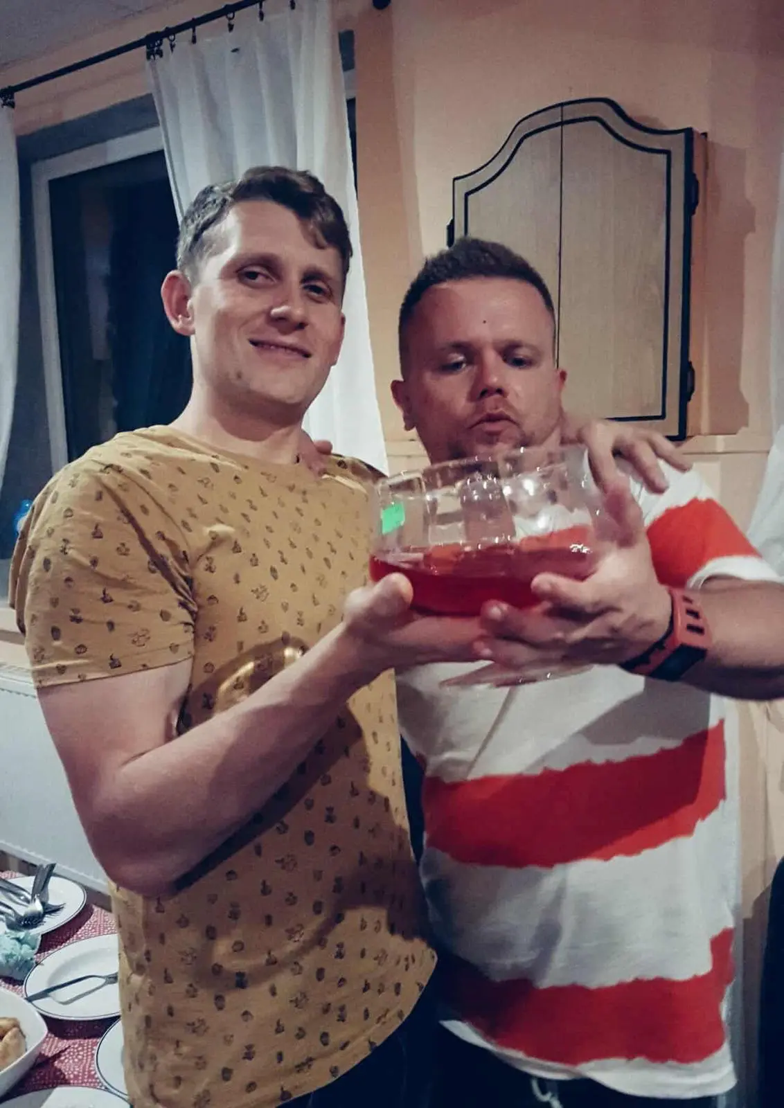 Paweł z przyjacielem podczas wspólnego wieczoru